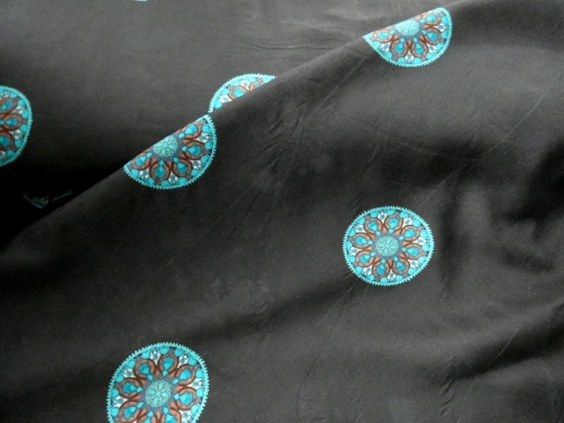 Bedrikte viscose zwart aqua medaillon Bedrikte viscose zwart aqua medaillon